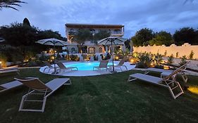 Loadstar Rooms & Suites